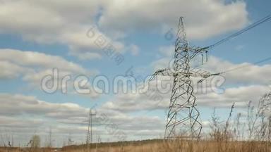 电力高压塔对抗美丽的天空在现场。 传送塔。 电力塔。 电源线和电线